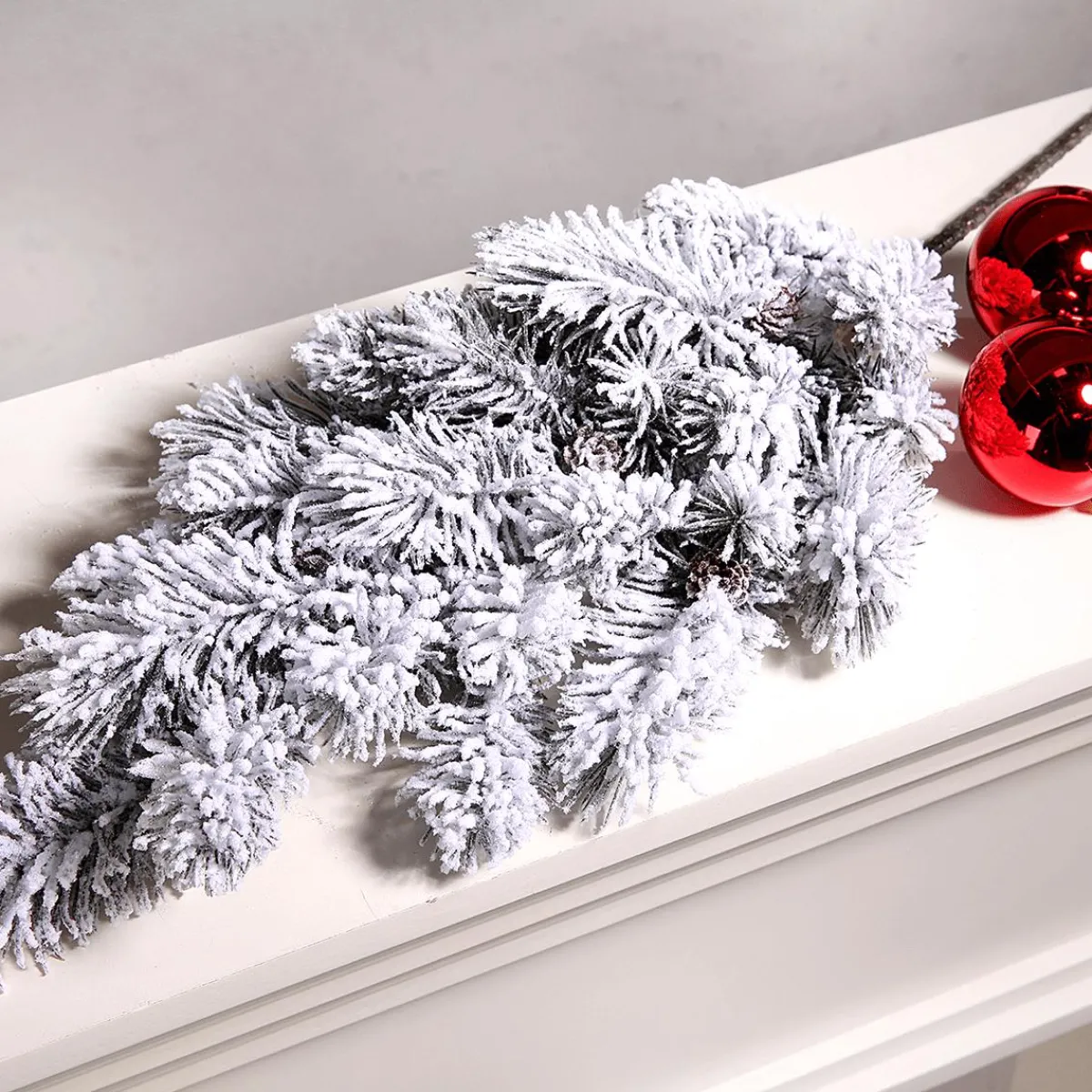 Branche De Sapin Enneigée Avec Pommes De Pin-DecoWoerner Discount
